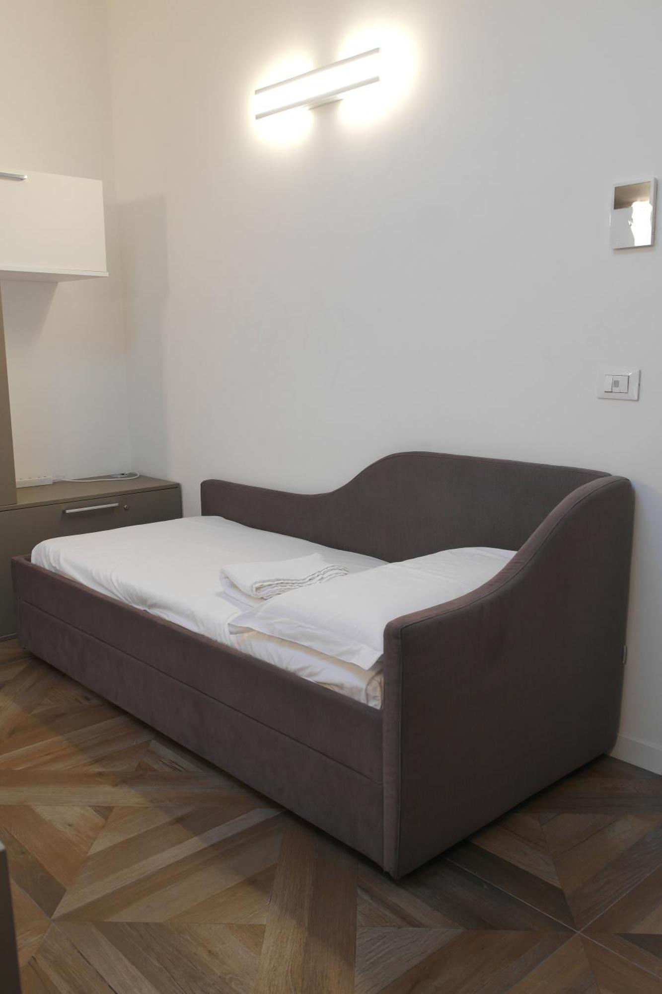 Luminoso Bilocale Zona Tibaldi Bocconi Milão Exterior foto