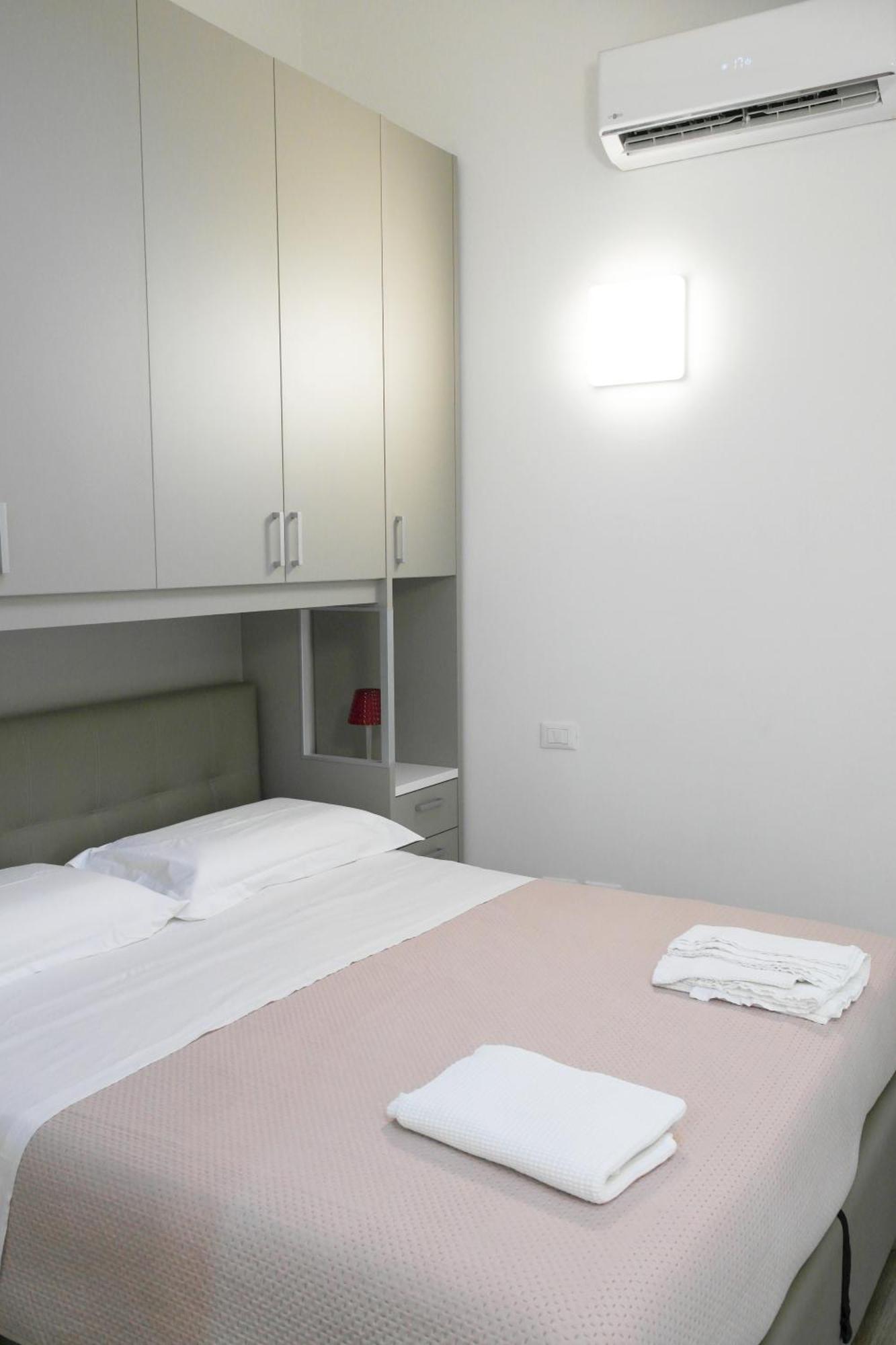 Luminoso Bilocale Zona Tibaldi Bocconi Milão Exterior foto